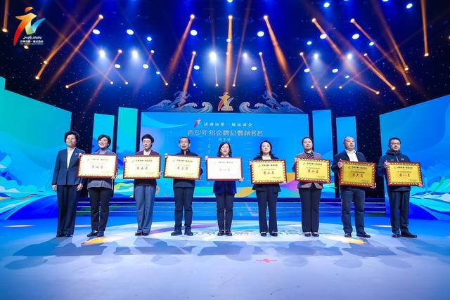 他们用实际, 隆重的颁奖